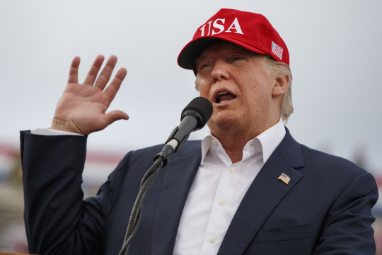 ‘미국(USA)’이라고 적힌 모자를 쓴 도널드 트럼프 미국 대통령/AP연합뉴스