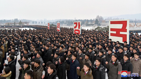 김정일 국방위원장 서거 6주기를 앞두고 15일 북한 청년들의 맹세대회가 금수산태양궁전광장에서 열렸다고 조선중앙통신이 15일 보도했다.