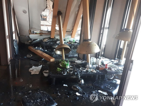 부산 사하구 대형식당서 화재…6명 연기흡입·70여명 대피