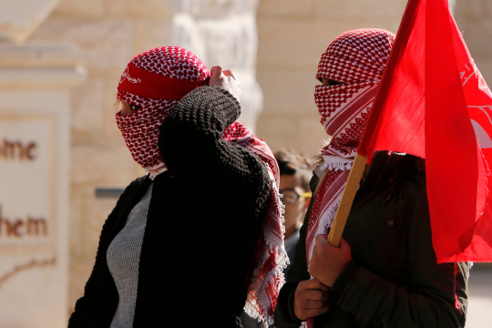 팔레스타인 여성 시위자들이 16일(현지시간) 요르단강 서안의 베들레헴에서 팔레스타인인민해방전선(PFLP)이 이끄는 반미 시위에 참여해 이스라엘군과 충돌하고 있다. /AFP연합뉴스