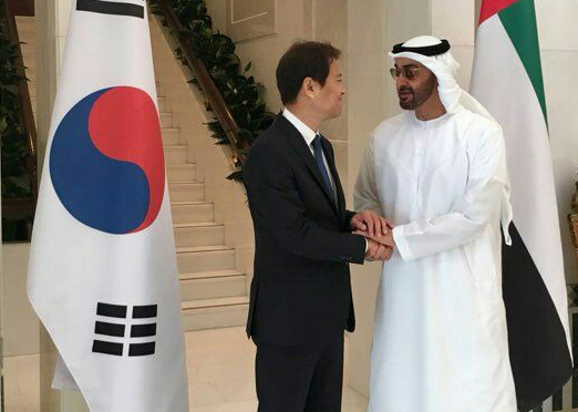 아랍에미리트(UAE)와 레바논에 문재인 대통령의 특사로 파견된 임종석 대통령 비서실장이 지난 10일 오후 모하메드 UAE 왕세제와 만나 악수하고 있다./연합뉴스