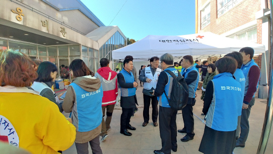 지난달 16일 경북 포항시 북구에서 김점수 가스공사 기획본부장을 포함한 임직원 10여명으로 구성된   봉사단이 지진 피해자들을 돕고 있다. /사진제공=한국가스공사