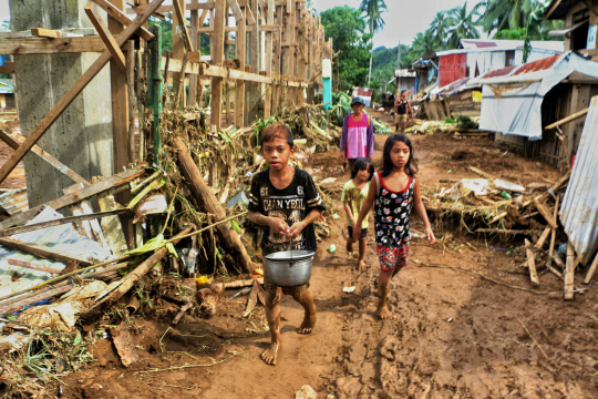 17일 필리핀 동부 사마르 바랑가이에서 어린이들이 태풍 잔해 사이로 걸어가고 있다./바랑가이= AFP연합뉴스