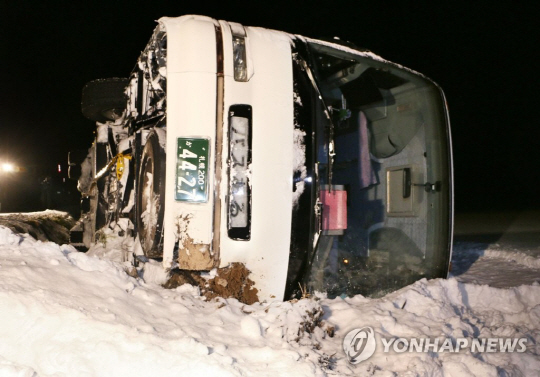 외교부 “홋카이도 관광버스 전복사고, 한국인 전원 경상”
