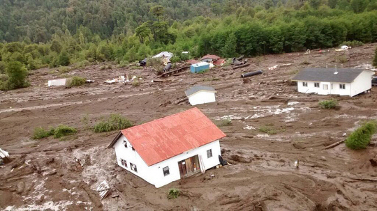 산사태 피해가 발생한 칠레 비야 산타 루시아 마을 모습 /EPA연합뉴스