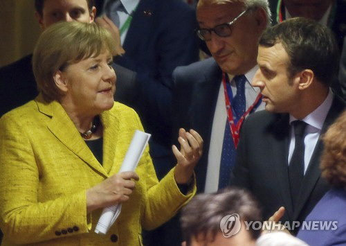 마크롱 프랑스 대통령(오른쪽)과 메르켈 독일 총리./연합뉴스