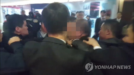 지난 문재인 대통령의 방중 당시 중국 측 경호 관계자에게 폭행 당하는 한국 사진기자/연합뉴스