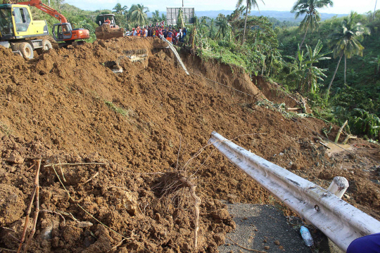 제26호 태풍 ‘카이탁’이 강타한 필리핀에서 17일(현지시간) 복구작업이 진행되고 있다. /AFP연합뉴스