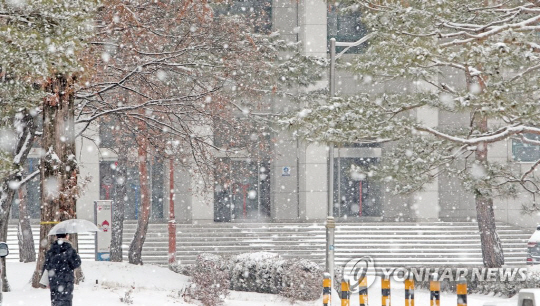 18일 새벽부터 내린 많은 양의 눈으로 인해 서울 시내 곳곳에서 출근길 혼잡이 빚어졌다./연합뉴스