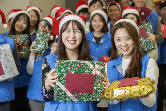 현대오일뱅크 직원 '일일 산타'로 변신…성탄절 카드·선물 포장