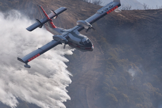 미국 소방당국의 헬리콥터가 캘리포니아에서 17일(현지시간) 산불 진화 작업을 펼치고 있다. /EPA연합뉴스