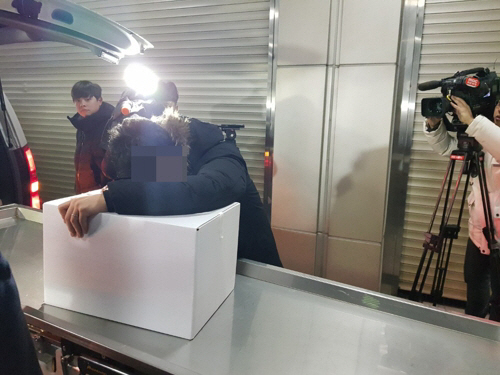 이대목동병원에서 숨진 신생아 유족이 자녀 시신이 담긴 상자를 안고 오열하고 있다. /연합뉴스