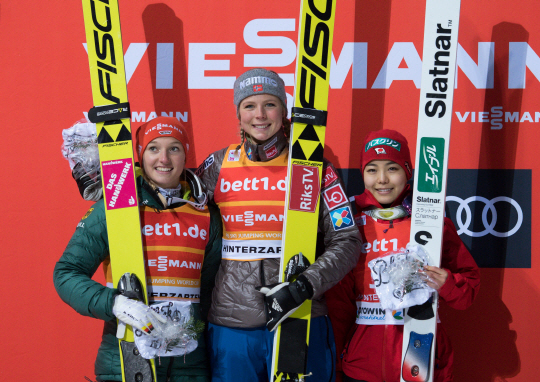 일본의 다카나시 사라(오른쪽)가 독일 스키점핑 월드컵에서 3위를 차지한 뒤 1·2위 선수들과 기념촬영을 하고 있다. /힌터자르텐=EPA연합뉴스
