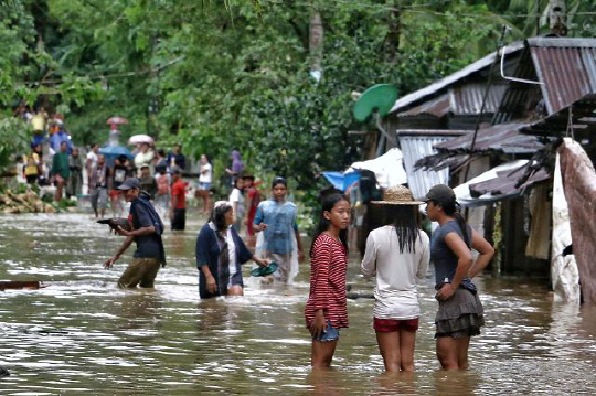 필리핀 중부를 강타한 태풍으로 인해 한국인 관광객 400여명이 보라카이섬에 고립됐다./연합뉴스