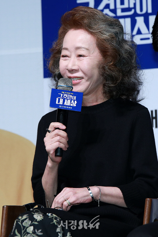 배우 윤여정이 18일 오전 서울 강남구 압구정 CGV에서 열린 영화 ‘그것만이 내 세상’ 제작보고회에 참석했다.