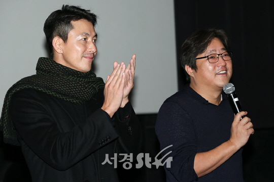 배우 정우성, 곽도원이 18일 오후 서울 서초구 메가박스 센트럴에서 진행된 영화 ‘강철비’ 무대인사 행사에 참석해 관객과의 시간을 갖고 있다.