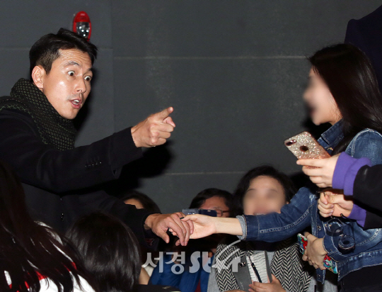 배우 정우성이 18일 오후 서울 서초구 메가박스 센트럴에서 진행된 영화 ‘강철비’ 무대인사 행사에 참석해 관객과의 시간을 갖고 있다.