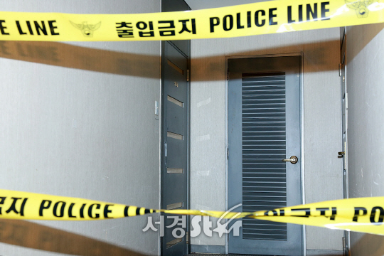 샤이니 멤버 종현이 발견된 오피스텔 앞에 폴리스 라인이 쳐져있는 모습이다.