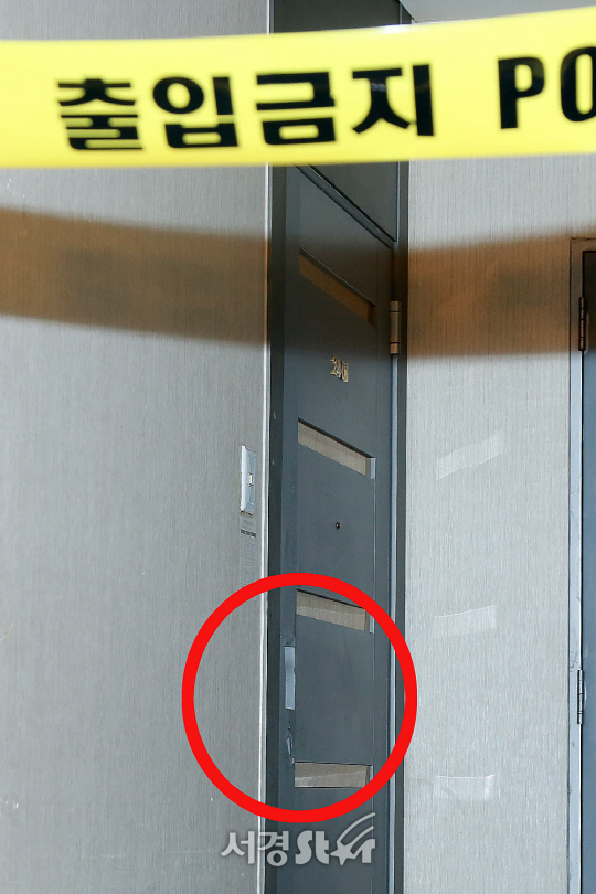 샤이니 멤버 종현이 발견된 오피스텔 문의 모습이다.