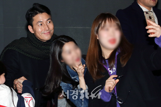 배우 정우성이 18일 오후 서울 서초구 메가박스 센트럴에서 진행된 영화 ‘강철비’ 무대인사 행사에 참석해 관객과 셀카를 찍고 있다.
