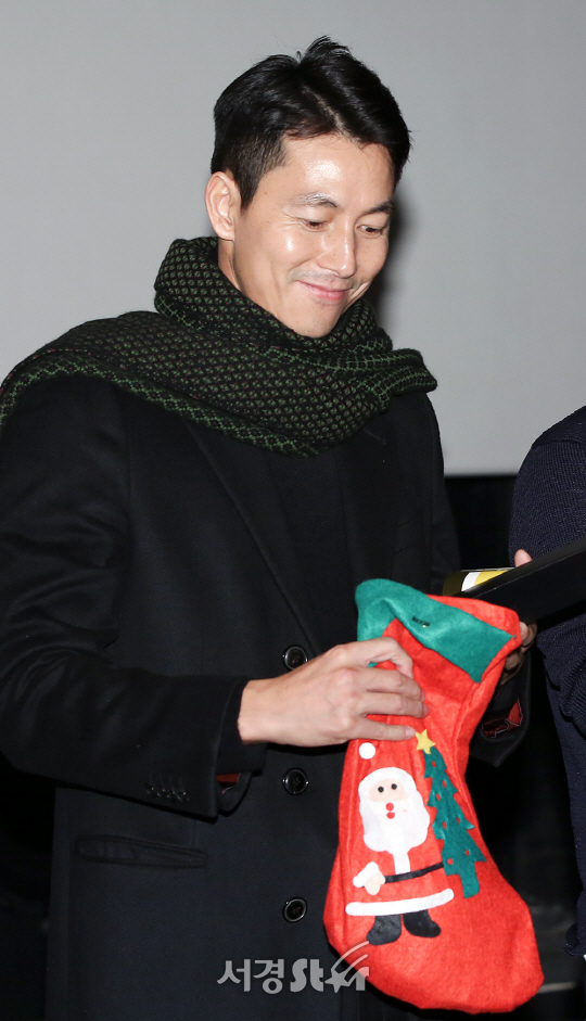 배우 정우성이 18일 오후 서울 서초구 메가박스 센트럴에서 진행된 영화 ‘강철비’ 무대인사 행사에 참석해 관객들에게 줄 선물을 살피고 있다.