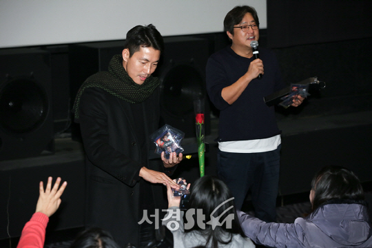배우 정우성, 곽도원이 18일 오후 서울 서초구 메가박스 센트럴에서 진행된 영화 ‘강철비’ 무대인사 행사에 참석해 관객과의 시간을 갖고 있다.