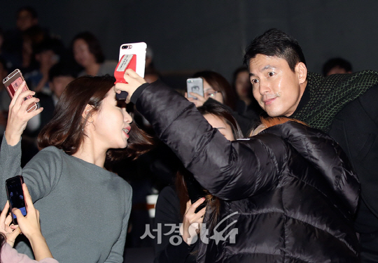 배우 정우성이 18일 오후 서울 서초구 메가박스 센트럴에서 진행된 영화 ‘강철비’ 무대인사 행사에 참석해 관객과 셀카를 찍고 있다.