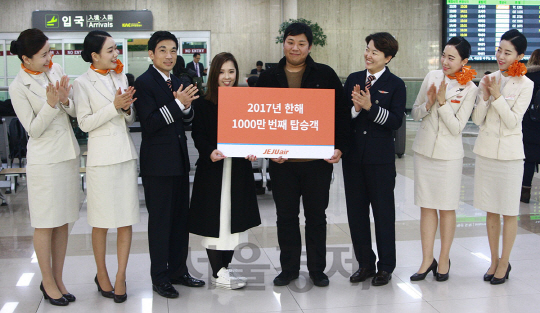 제주항공의 올해 1,000만번째 탑승객인 야마시타 유키(왼쪽 네번째)씨가 18일 김포국제공항에서 제주항공 관계자들로부터 축하를 받고 있다. /사진제공=제주항공