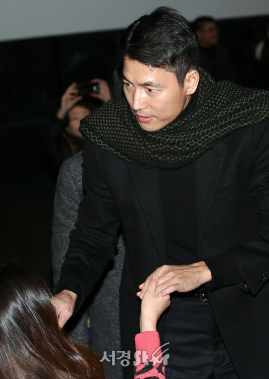 배우 정우성이 18일 오후 서울 서초구 메가박스 센트럴에서 진행된 영화 ‘강철비’ 무대인사 행사에 참석해 관객과의 시간을 갖고 있다.