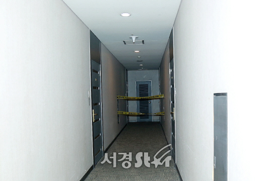 샤이니 멤버 종현이 발견된 오피스텔 앞에 폴리스 라인이 쳐져있는 모습이다.