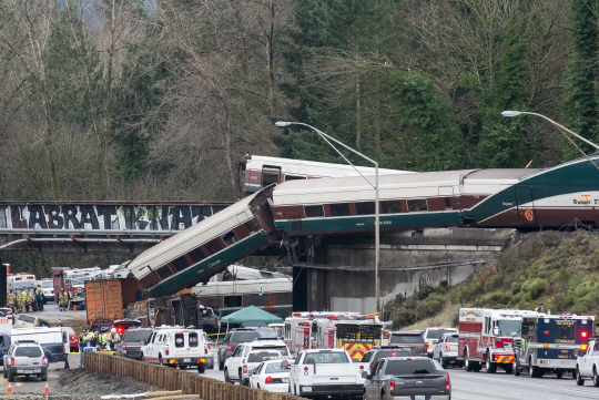 미국 워싱턴주 시애틀 남부에서 발생한 암트랙 열차 탈선사고 현장/시애틀=AFP연합뉴스