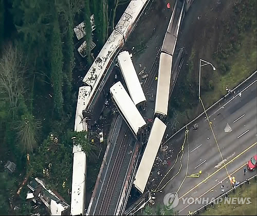 18일(현지시간) 미국 시애틀에서 발생한 암트랙 열차 탈선 사고 현장/연합뉴스