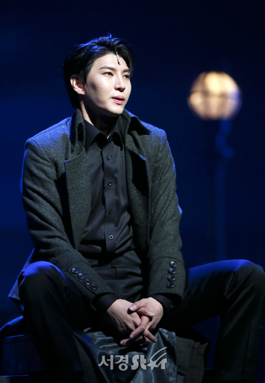 배우 정택운(빅스 레오)이 19일 오후 서울 강남구 LG아트센터에서 열린 뮤지컬 ‘더 라스트 키스’ 프레스콜에 참석해 시연을 선보이고 있다.