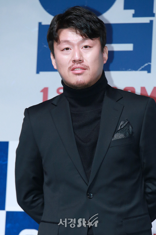 배우 김민재가 19일 오전 서울 강남구 압구정 CGV에서 열린 영화 ‘염력’ 제작보고회에 참석해 포토타임을 갖고 있다.