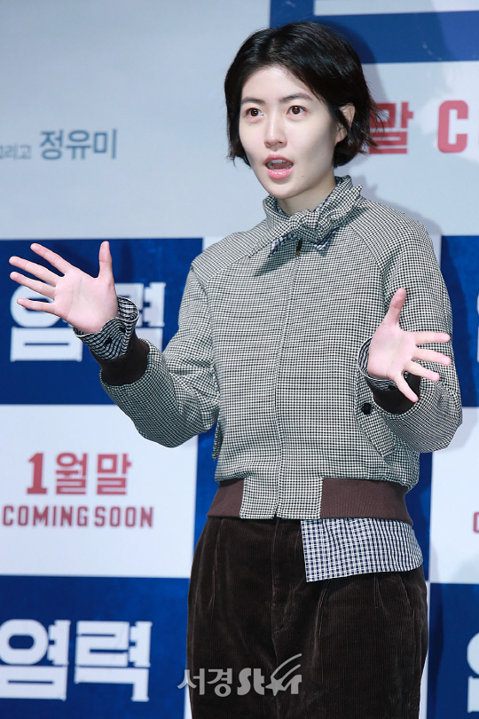 배우 심은경이 19일 오전 서울 강남구 압구정 CGV에서 열린 영화 ‘염력’ 제작보고회에 참석해 포토타임을 갖고 있다.