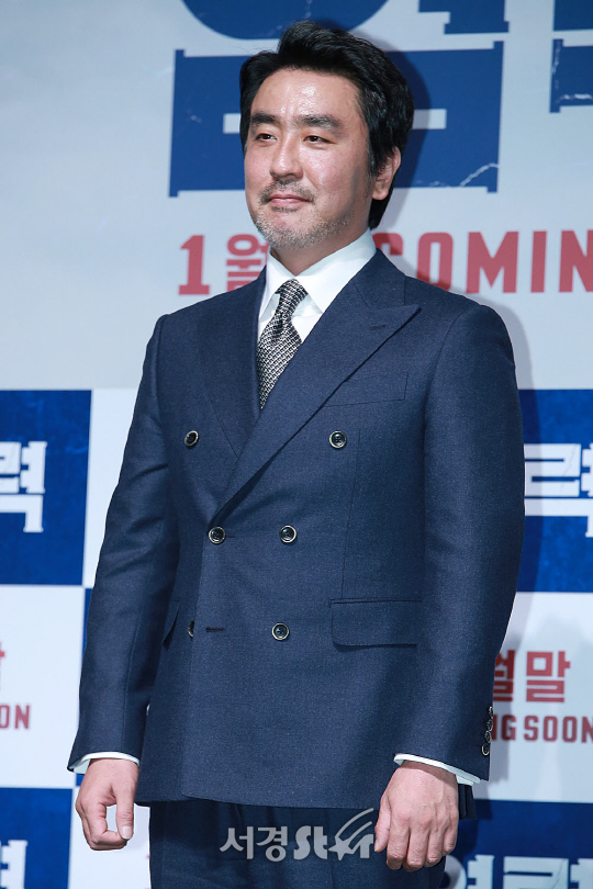 배우 류승룡이 19일 오전 서울 강남구 압구정 CGV에서 열린 영화 ‘염력’ 제작보고회에 참석해 포토타임을 갖고 있다.