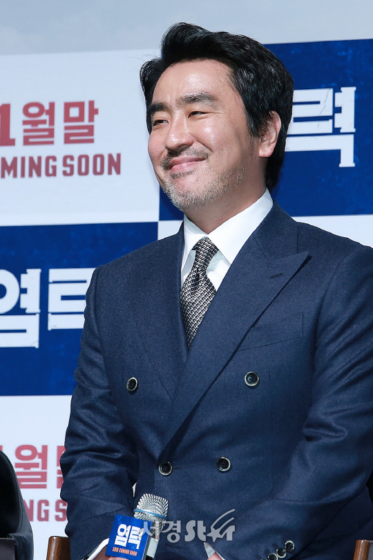 배우 류승룡이 19일 오전 서울 강남구 압구정 CGV에서 열린 영화 ‘염력’ 제작보고회에 참석했다.