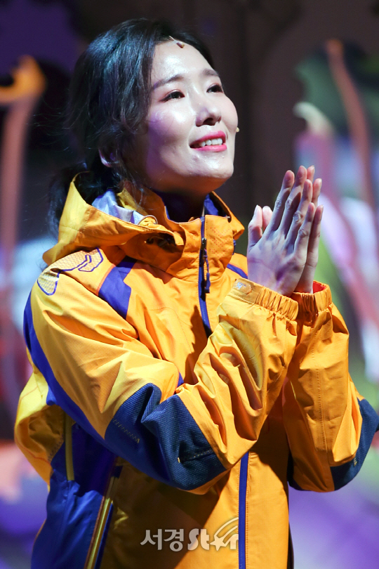 배우 이정화가 19일 오후 서울 종로구 대학로 아트원씨어터에서 열린 뮤지컬 ‘아이러브유’ 프레스콜에 참석해 시연을 선보이고 있다.