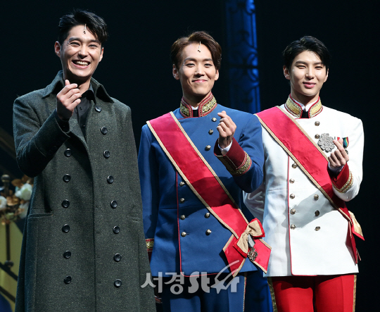 배우 전동석, 카이, 정택운(빅스 레오)이 19일 오후 서울 강남구 LG아트센터에서 열린 뮤지컬 ‘더 라스트 키스’ 프레스콜에 참석해 시연을 선보이고 있다.