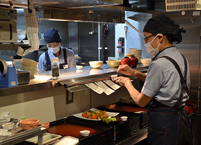 일본 가정식 체인점에서 근무하는 모습 /오토야홀딩스 홈페이지 캡처