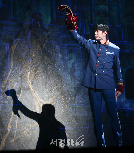 배우 정택운(빅스 레오)이 19일 오후 서울 강남구 LG아트센터에서 열린 뮤지컬 ‘더 라스트 키스’ 프레스콜에 참석해 시연을 선보이고 있다.