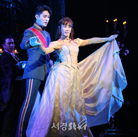 배우 전동석, 김소향이 19일 오후 서울 강남구 LG아트센터에서 열린 뮤지컬 ‘더 라스트 키스’ 프레스콜에 참석해 시연을 선보이고 있다.