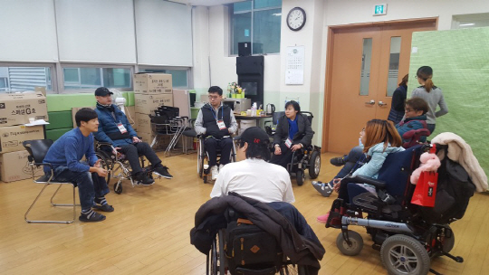 서울시 중증장애인 인턴들이 비장애인들과 함께 업무회의를 하고 있다.  /사진제공=굳잡자립생활센터