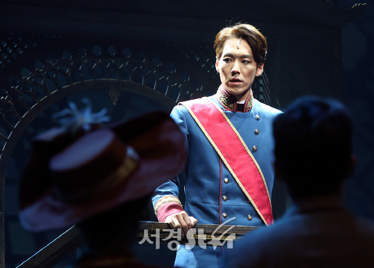 배우 카이가 19일 오후 서울 강남구 LG아트센터에서 열린 뮤지컬 ‘더 라스트 키스’ 프레스콜에 참석해 시연을 선보이고 있다.