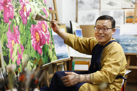 김수용 기술수석차장이 네 번째 미술 개인전인 ‘2017 김수용 전’에 선보일 수채화인 ‘목단’의 마무리 작업을 하고 있다. /사진제공=두산중공업