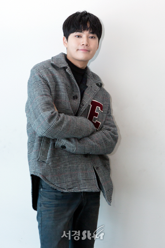 가수 성현우가 19일 오전 서울 영등포구 당산동에서 서경스타와의 인터뷰에 앞서 포토타임을 갖고 있다.