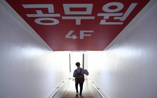 서울시는 내년도 추가 공채시험을 통해 301명을 채용하겠다고 밝혔다./서울경제DB