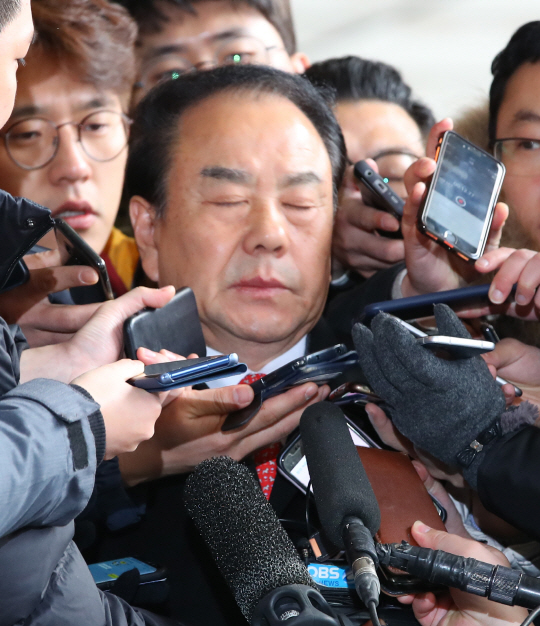불법 정치자금 수수 혐의를 받는 이우현 자유한국당의원이 20일 오전 검찰에 출석했다./연합뉴스
