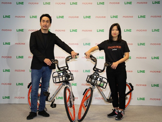이데자와 다케시(왼쪽) 라인 대표와 후 웨이웨이 모바이크 창업자가 20일 일본 도쿄 신주쿠에서 공유자전거를 소개하고 있다. /사진제공=라인