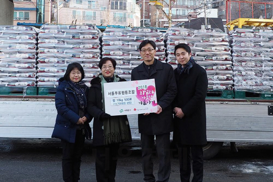 서울우유 직원들이 ‘희망 나눔 쌀 나눔’ 행사를 통해 쌀을 기부하며 기념촬영을 하고 있다. /사진제공=서울우유협동조합